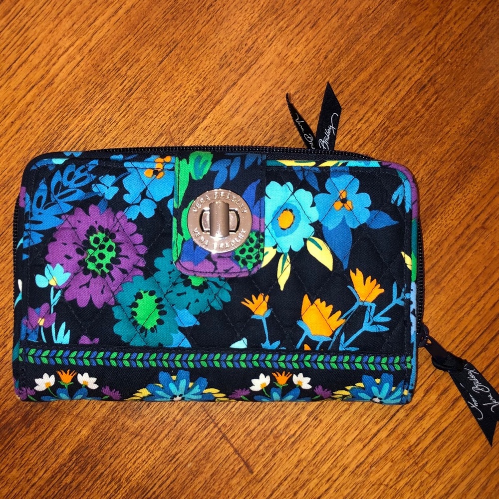 Vera Bradley RFID Turnlock Wallet
Signature NEW